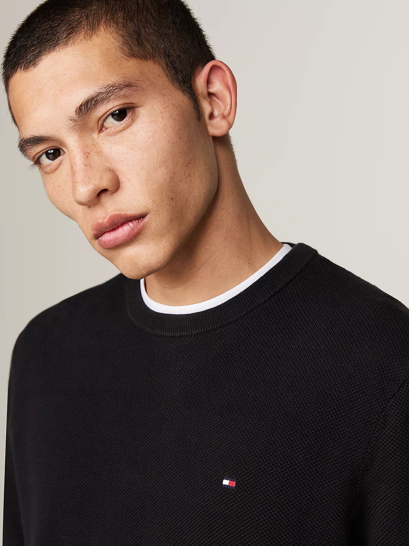 tommy-hilfiger-miesten-neulepusero-k-essential-structure-crew-musta-3