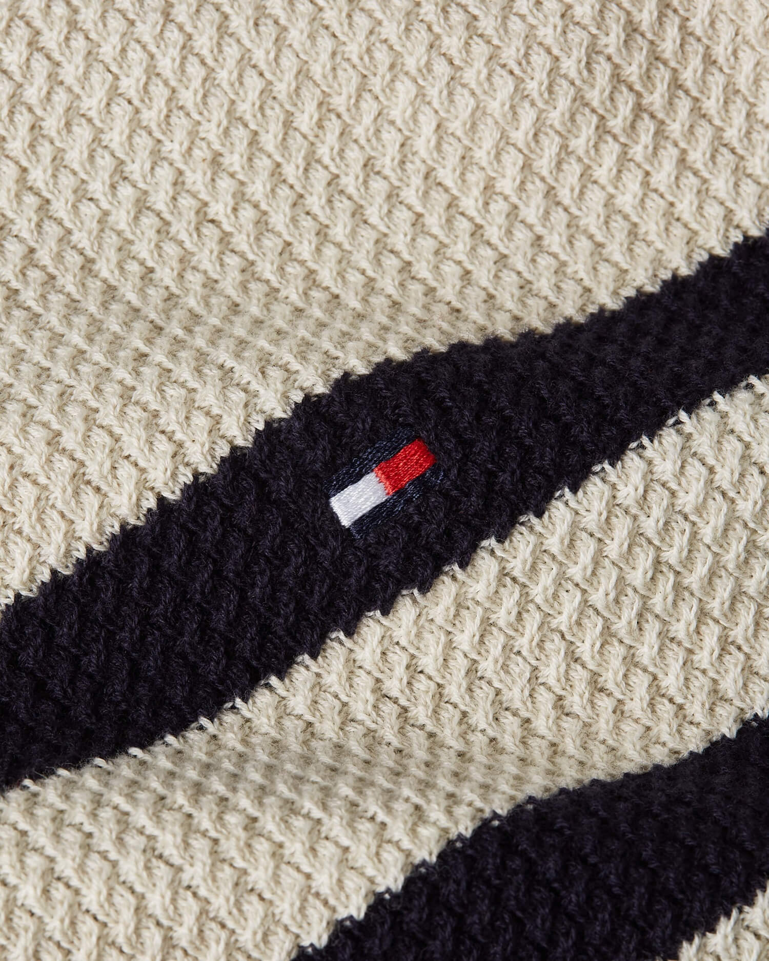 tommy-hilfiger-miesten-neulepusero-structure-crew-raidallinen-valkoinen-3