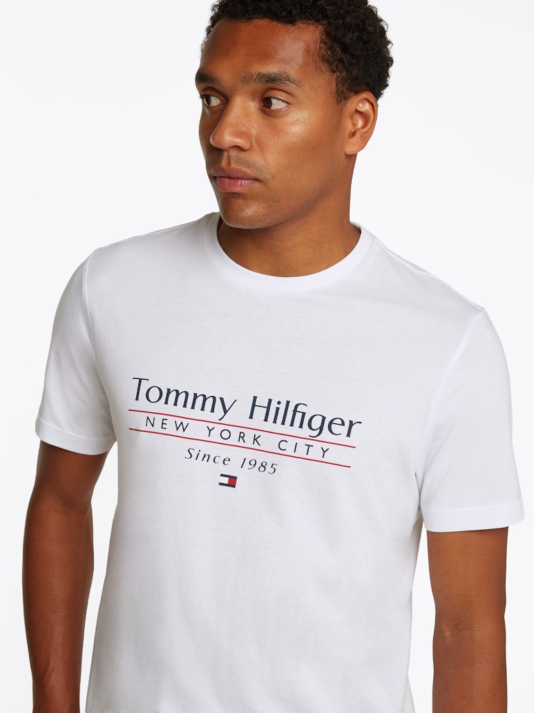 tommy-hilfiger-miesten-t-paita-hilfiger-center-stack-logo-tee-valkoinen-4