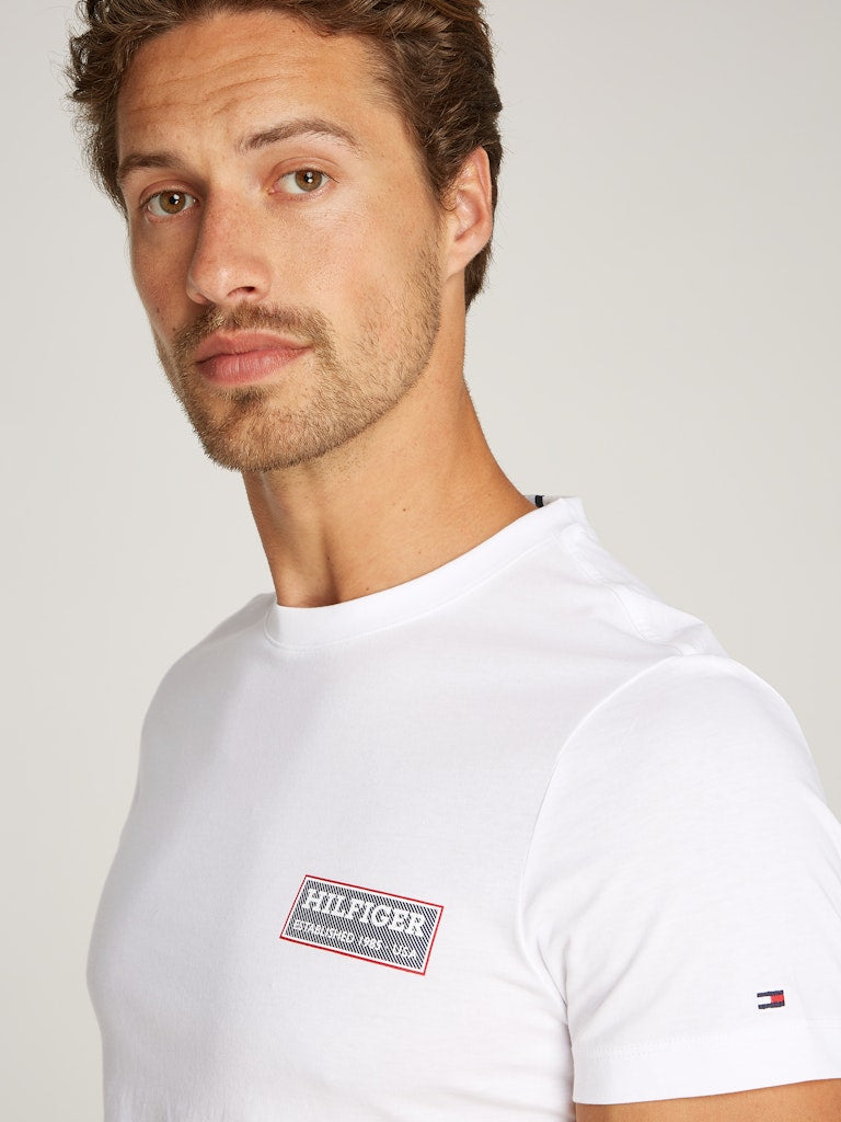 tommy-hilfiger-miesten-t-paita-printed-badge-tee-valkoinen-3