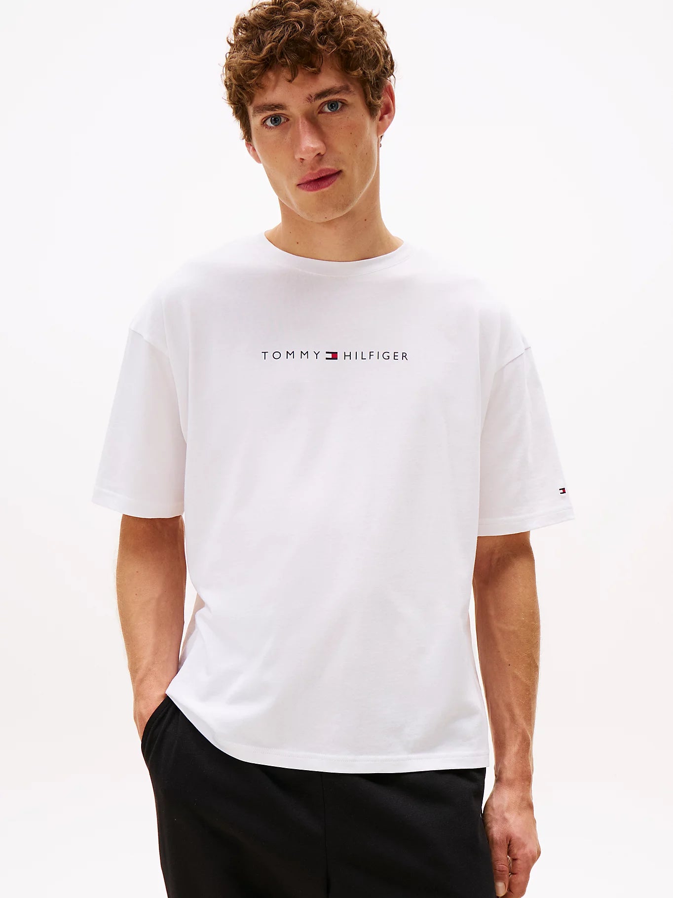tommy-hilfiger-miesten-t-paita-ss-tee-cont-logo-valkoinen-1