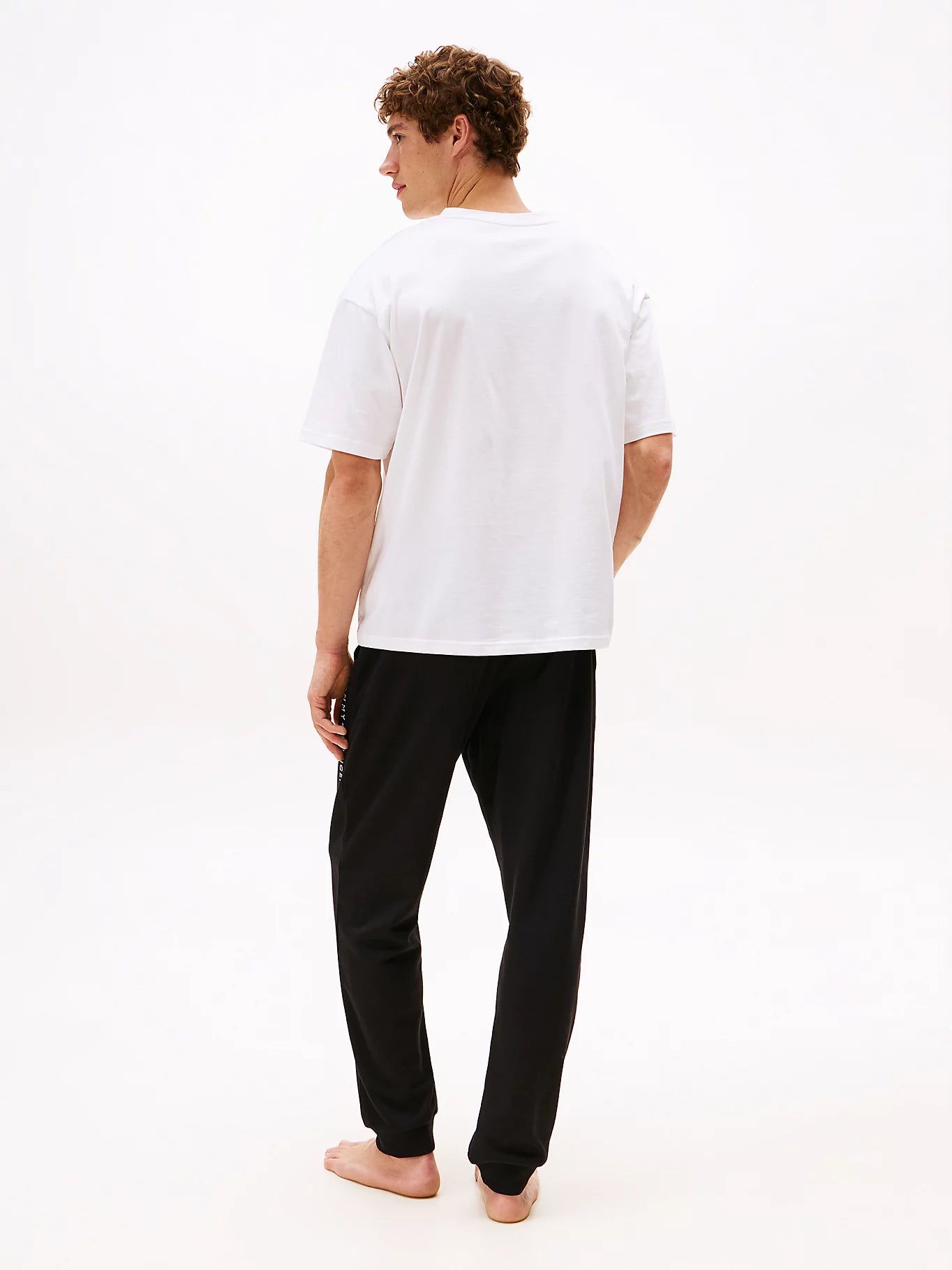 tommy-hilfiger-miesten-t-paita-ss-tee-cont-logo-valkoinen-2