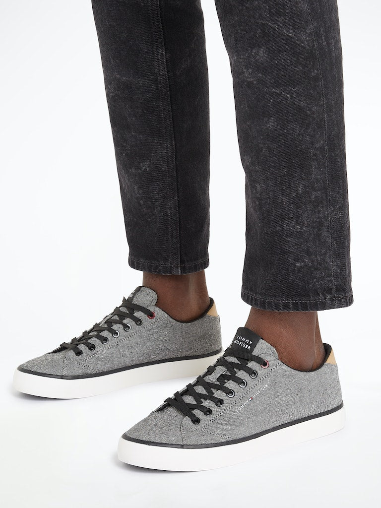 tommy-hilfiger-mustavalkoinen-1