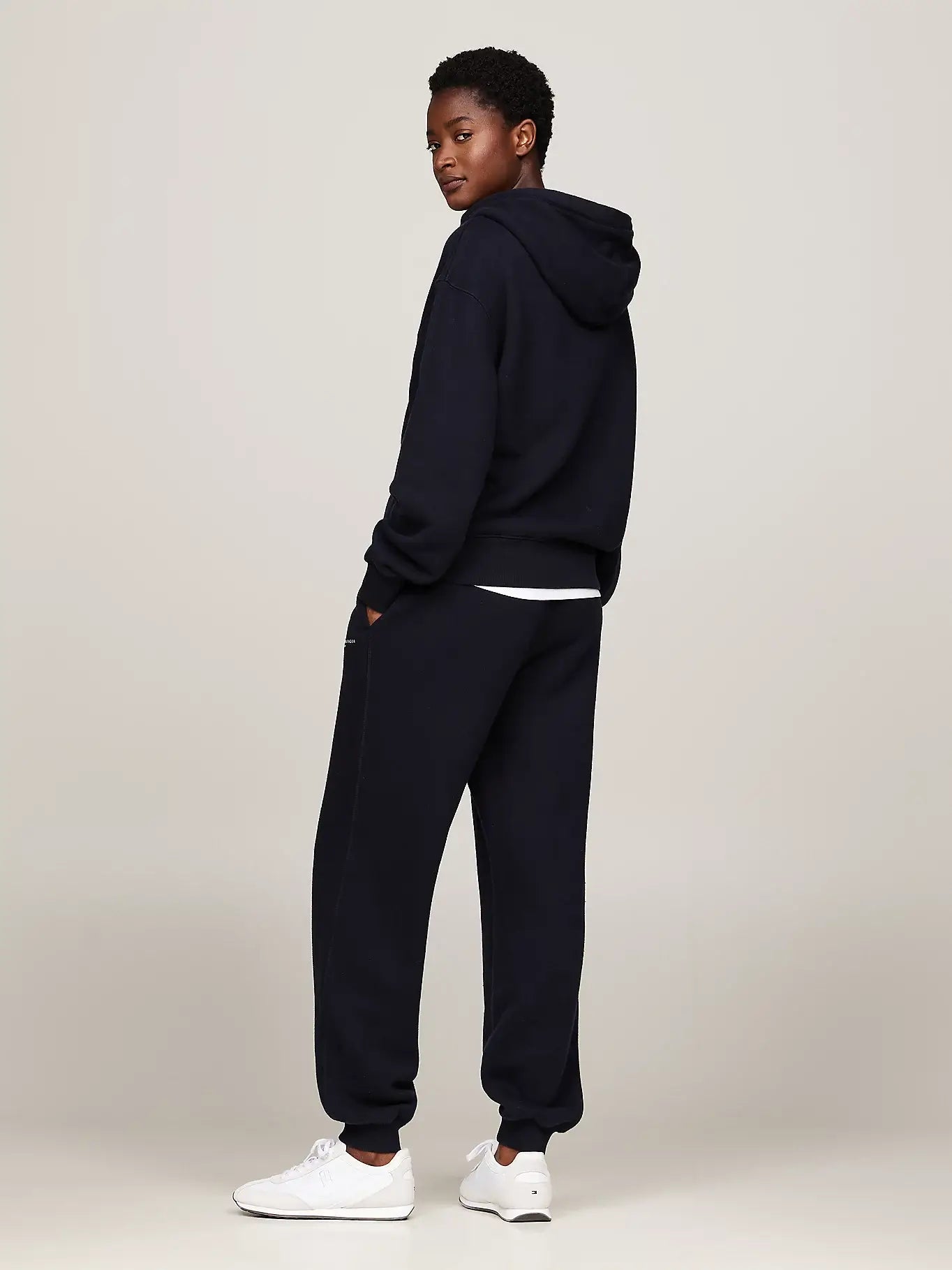 tommy-hilfiger-naisten-huppari-modern-reg-mini-corp-hoodie-tummansininen-2
