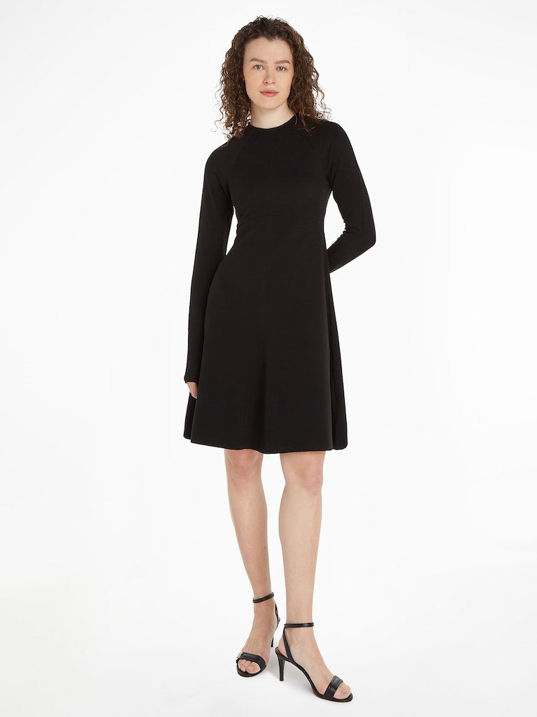 tommy-hilfiger-naisten-pitkahihainen-trikoomekko-f-f-c-nk-shiny-interlock-ls-dress-99-musta-1