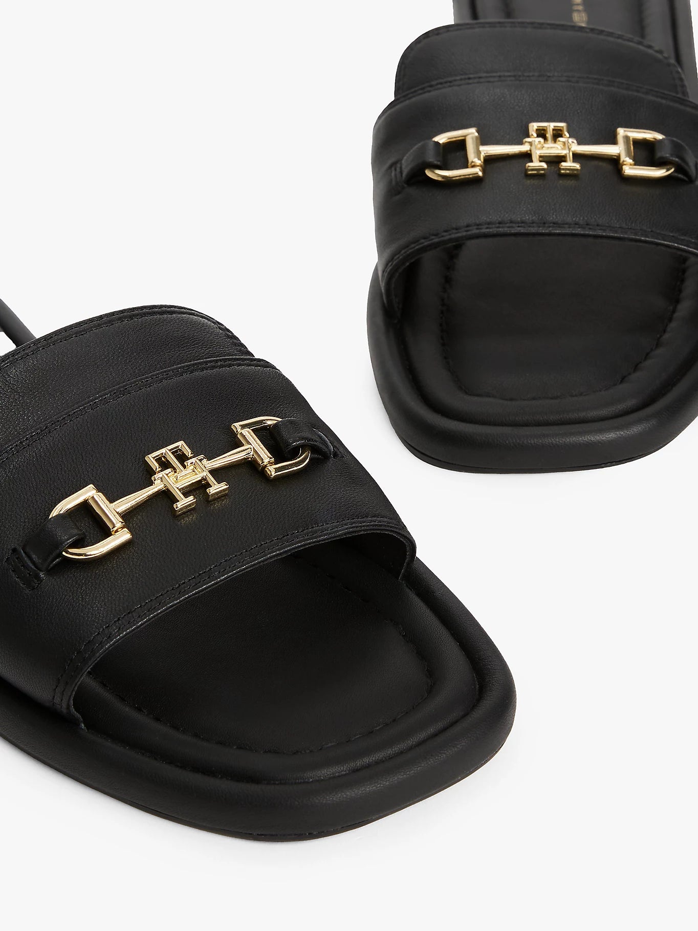 tommy-hilfiger-naisten-sandaalit-leather-horsebit-mule-musta-4