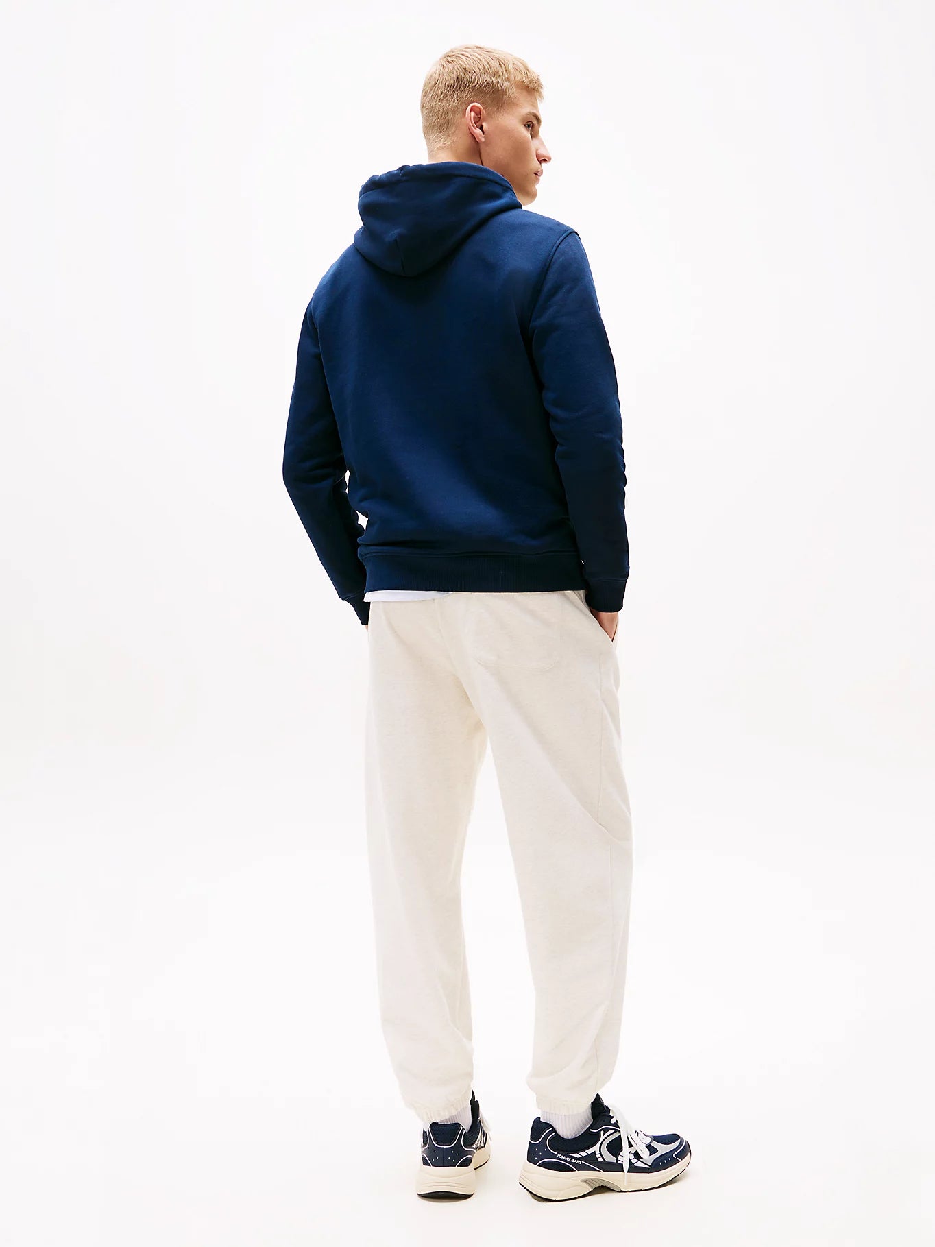 tommy-jeans-miesten-huppari-tjm-reg-badge-hoodie-ext-tummansininen-2