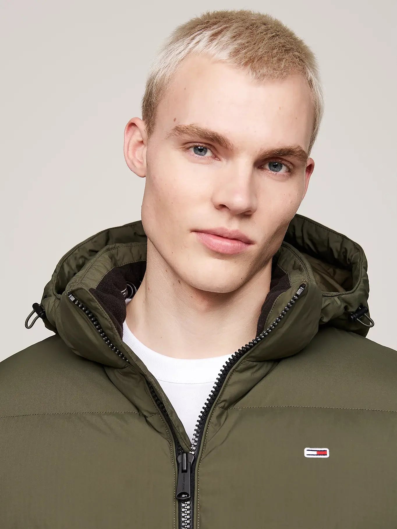 tommy-jeans-miesten-untuvatakki-essential-down-jacket-armeijanvihrea-3