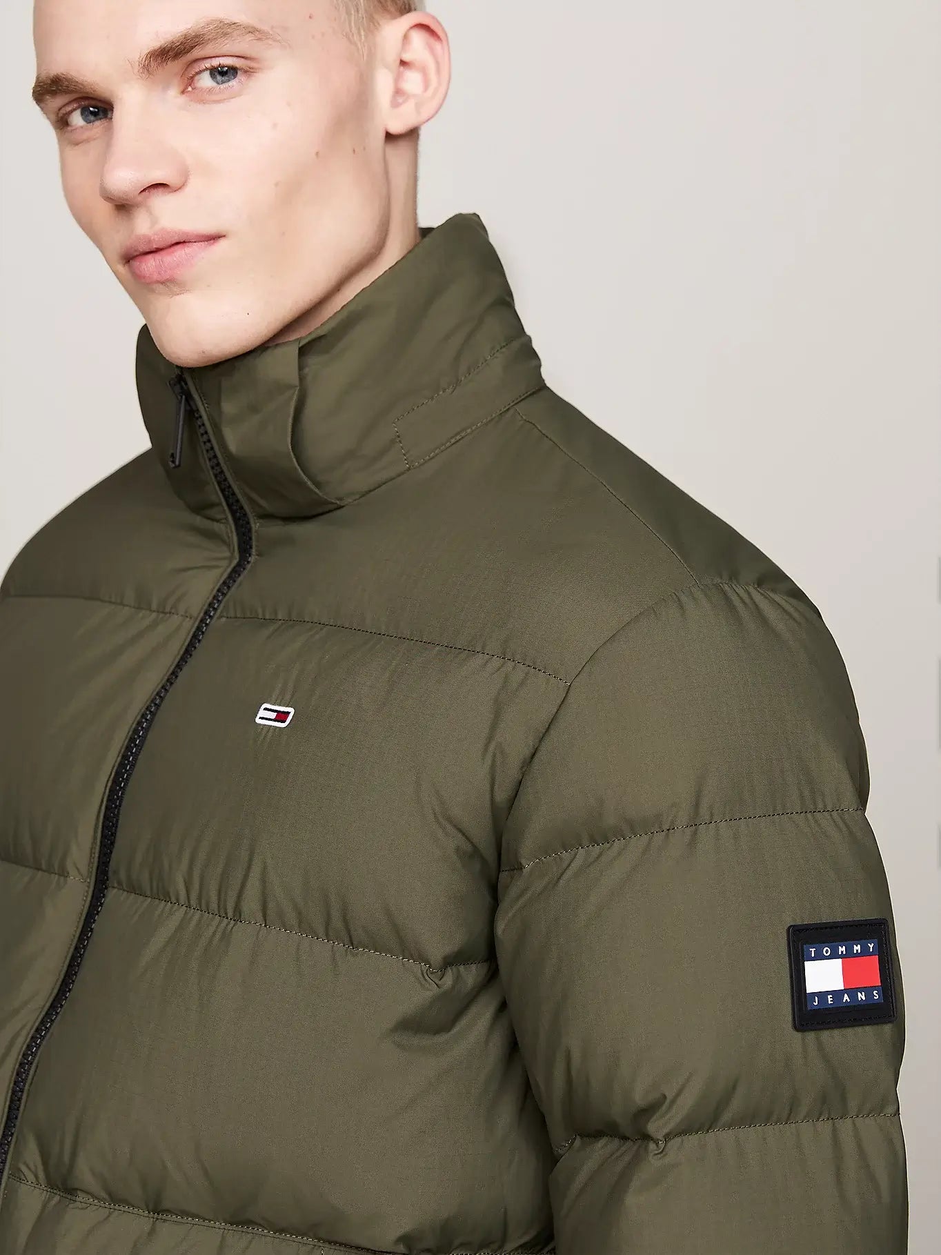 tommy-jeans-miesten-untuvatakki-essential-down-jacket-armeijanvihrea-4