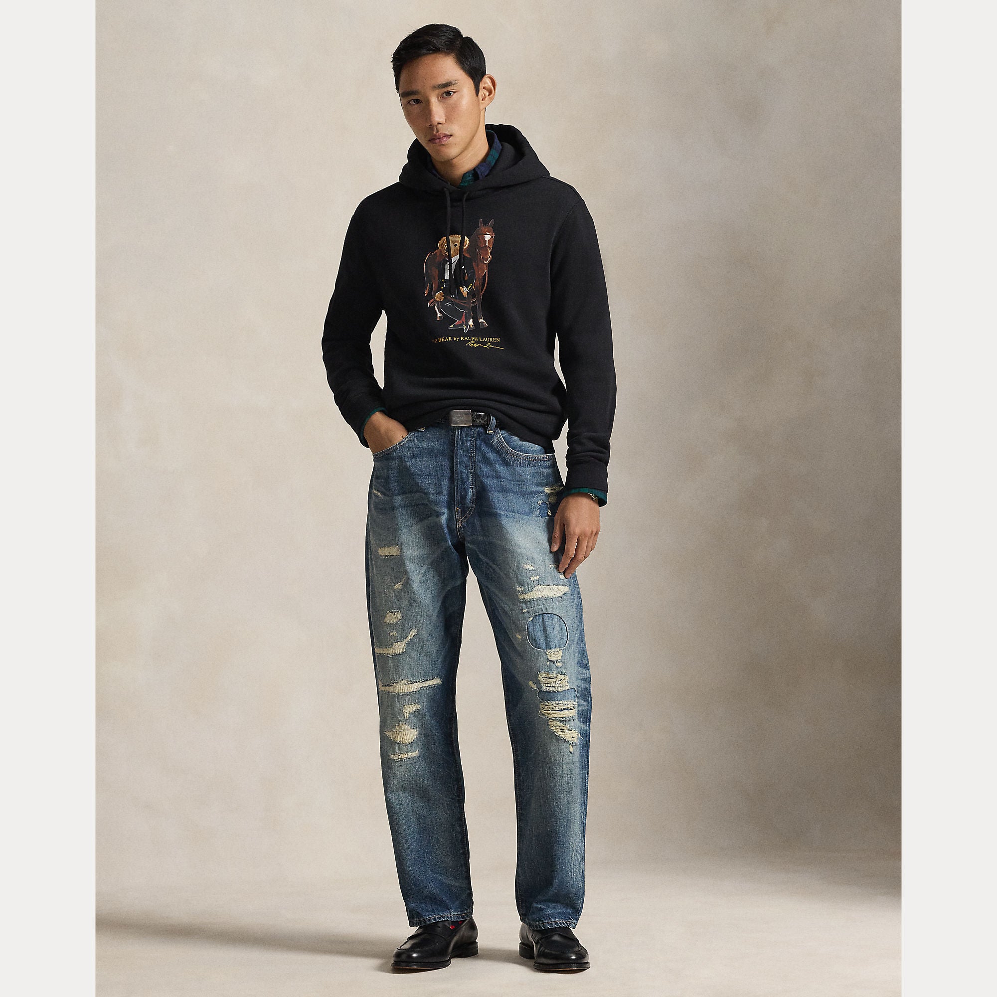 Polo Ralph Lauren miesten huppari Polo Bear Fleece Hoodie, musta, kapealinjainen malli, pehmeä fleece-materiaali ja edessä värikäs karhuaiheinen printti.