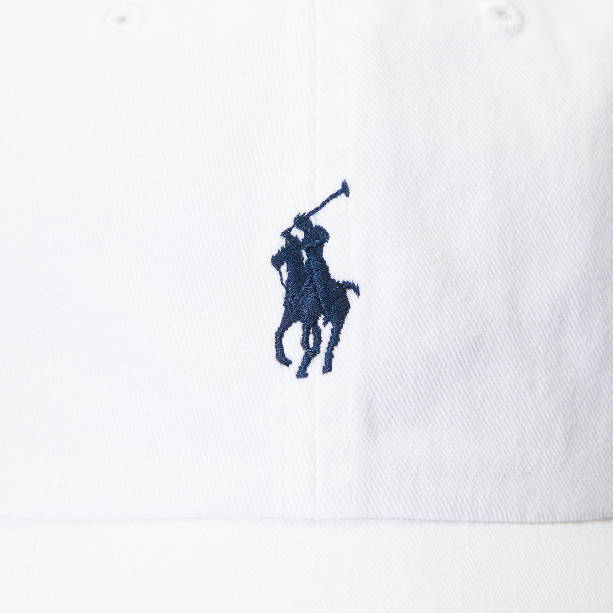 Polo Ralph Lauren lippis Polo Classic Sport Cap, valkoisessa puuvillakankaassa on tummansininen kirjailtu logo edessä, selkeä ja yksinkertainen muotoilu.