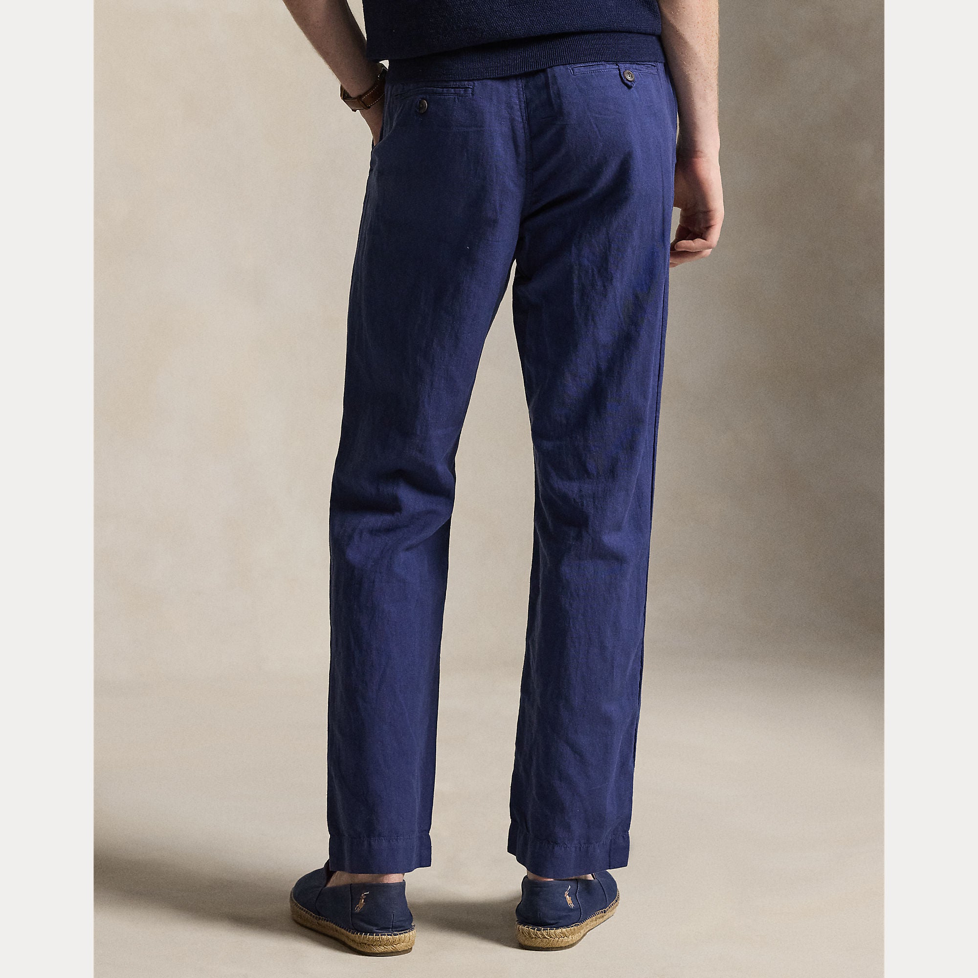 Polo Ralph Lauren miesten housut Linen Trousers, tummansininen, suoraleikkainen malli, luonnollinen pellavasekoitemateriaali ja selkeät takataskut napeilla.