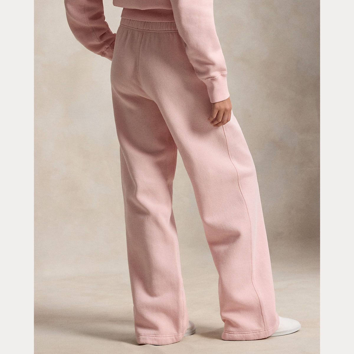 Polo Ralph Lauren naisten collegehousut Knit Open Bottom Sweatpant, vaaleanpunainen, takaa nähtynä, rento leikkaus, joustava vyötärö kiristysnyörillä ja avoimet lahkeensuut