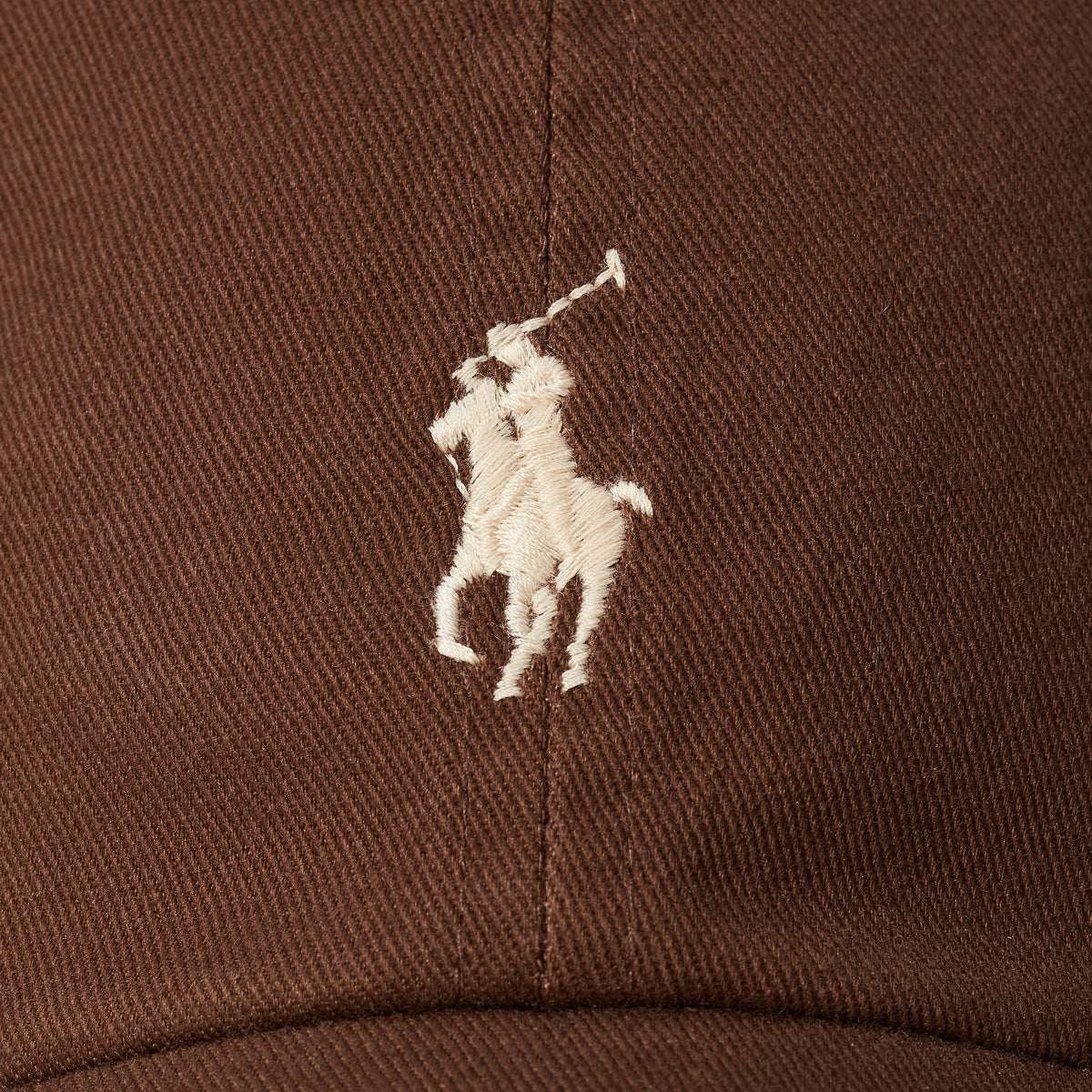 Polo Ralph Lauren naistenlippis CLS SPRT Cap Hat, tummanruskea puuvillakangas ja vaaleanbeige brodeeraus edessä, klassinen leikkaus ja säädettävä takaosa.