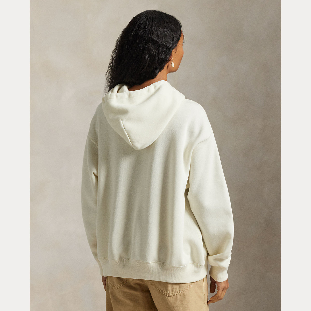 Polo Ralph Lauren naisten huppari Knit Pullover Sweatshirt luonnonvalkoisena, pehmeä neulottu materiaali, väljähkö istuvuus ja hupullinen takaa kuvattuna.