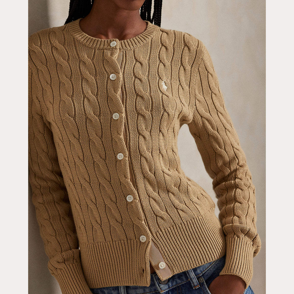 Polo Ralph Lauren naisten neuletakki CTTNCBL LS Cardigan, kameli, pehmeä puuvillaneule, palmikkokuvio, pyöreä pääntie, napitus edessä ja resorit helmassa ja hihansuissa