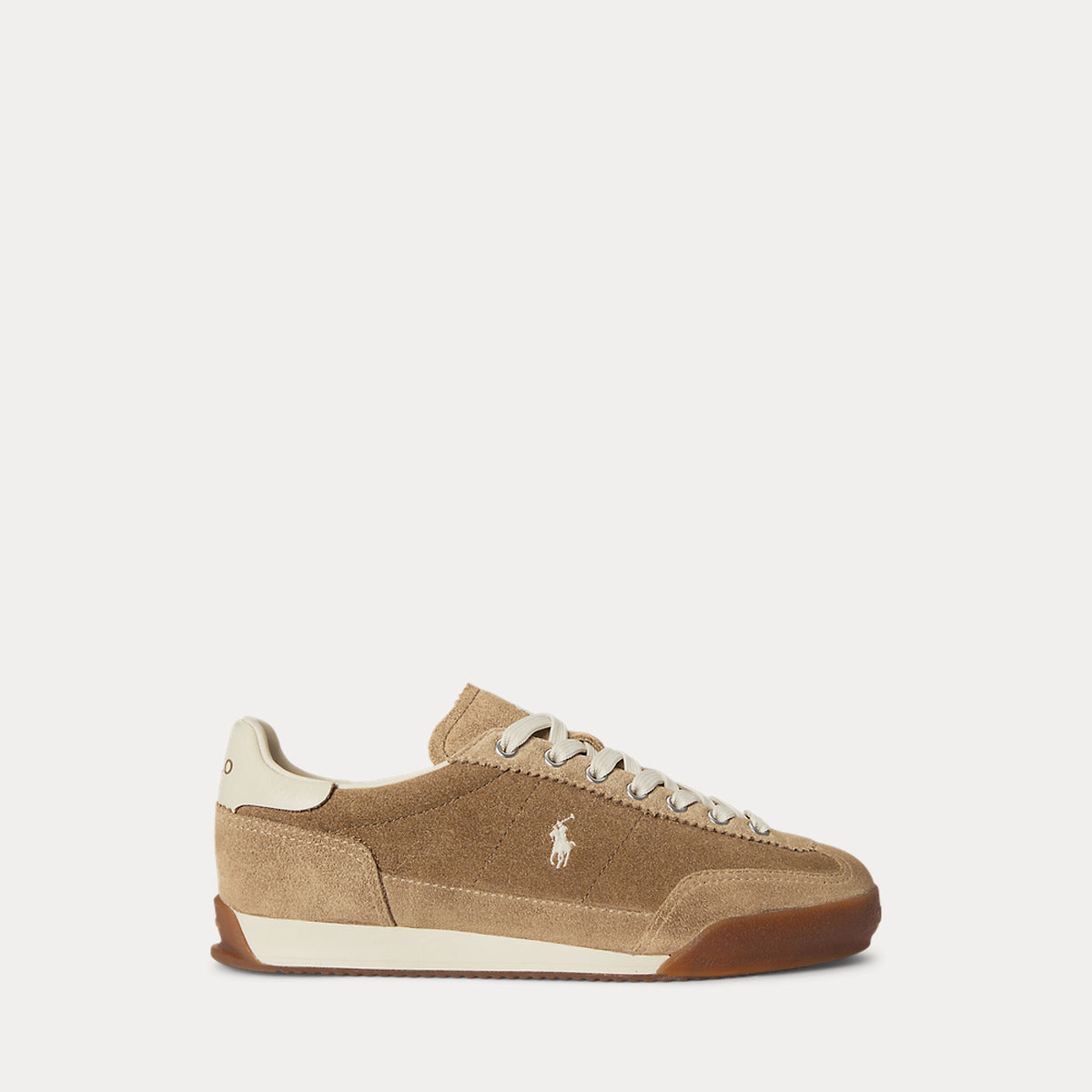 Polo Ralph Lauren naisten tennarit PP Sneaker, kameli, matala nauhallinen malli pehmeää velour-nahkaa, pyöreä kärki, vaalea pohja ja sivun logoyksityiskohta
