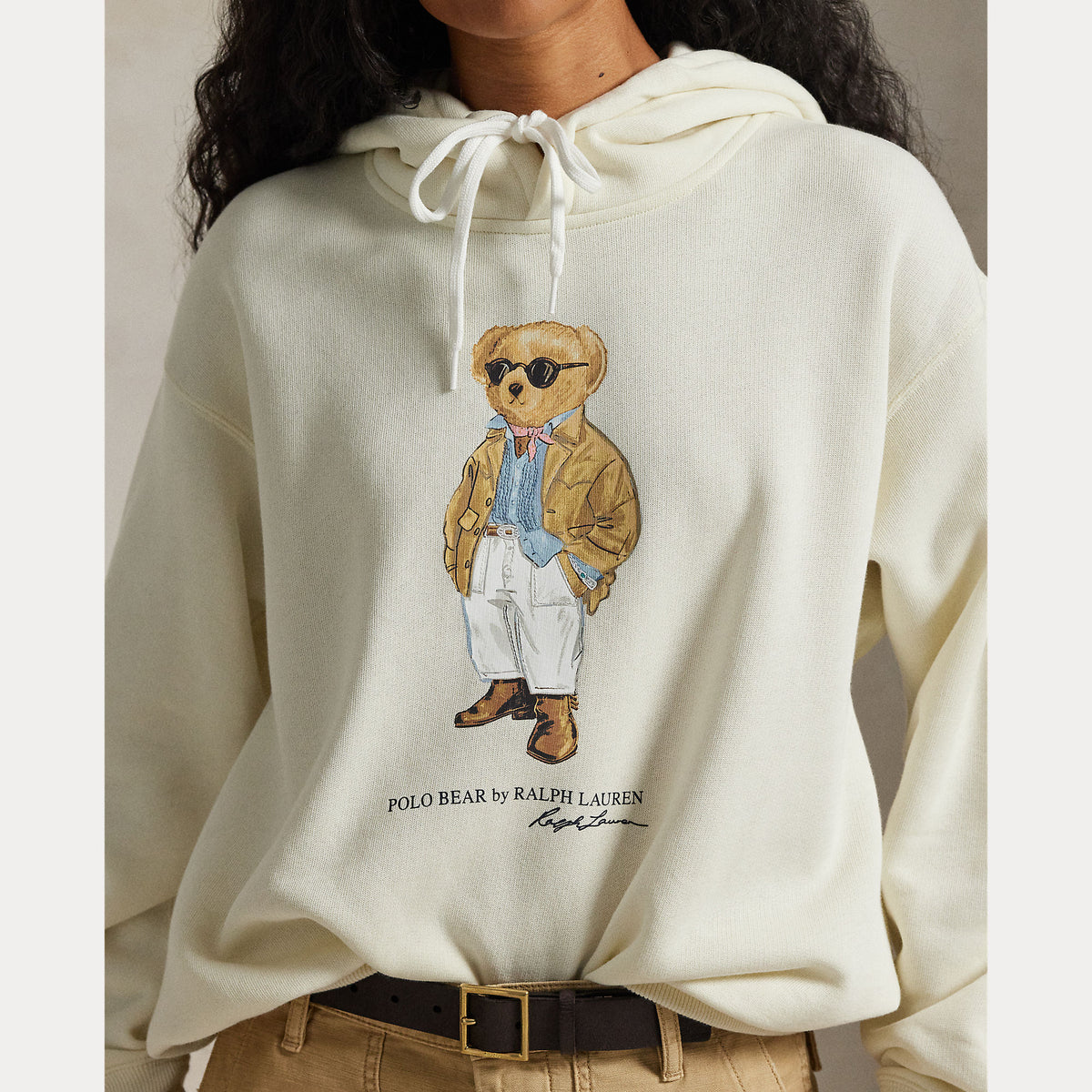 Polo Ralph Lauren naisten huppari Knit Pullover Sweatshirt, luonnonvalkoinen, pehmeästä neulosmateriaalista, jossa hupullinen malli, säädettävä nauha ja tyylikäs karhuhahmo etuosassa.