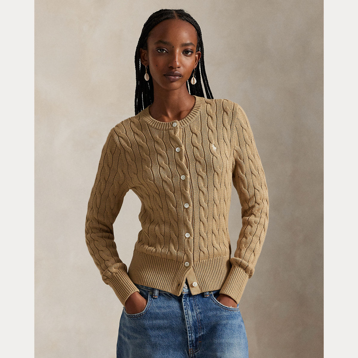 Polo Ralph Lauren naisten neuletakki CTTNCBL LS Cardigan, kameli, pehmeää puuvillaa, palmikkoneulos, pyöreä pääntie, napitus edessä ja pitkät hihat resoreilla