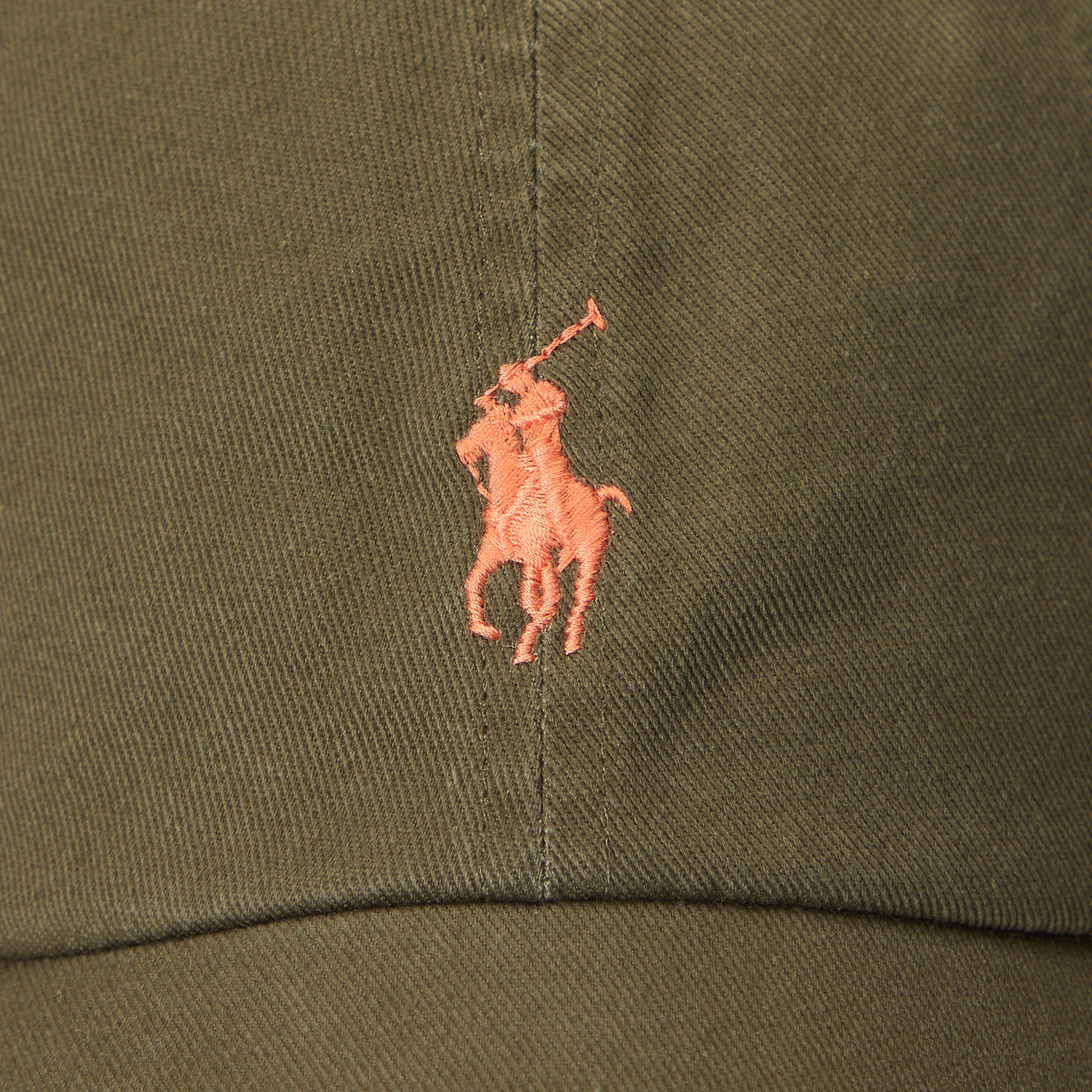 Polo Ralph Lauren unisex lippis Cotton Ball Cap, khaki, jossa on yksivärinen khakin sävyinen puuvillamateriaali ja oranssinvärinen kirjailtu logo edessä.
