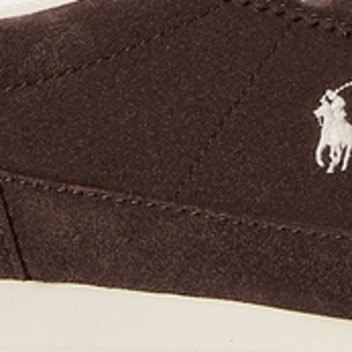 Polo Ralph Lauren naisten tennarit PP Sneaker, tummanruskea, matala velour-nahkainen malli, saumat ja valkoinen ratsastajalogo sivulla, vaalea kumipohja