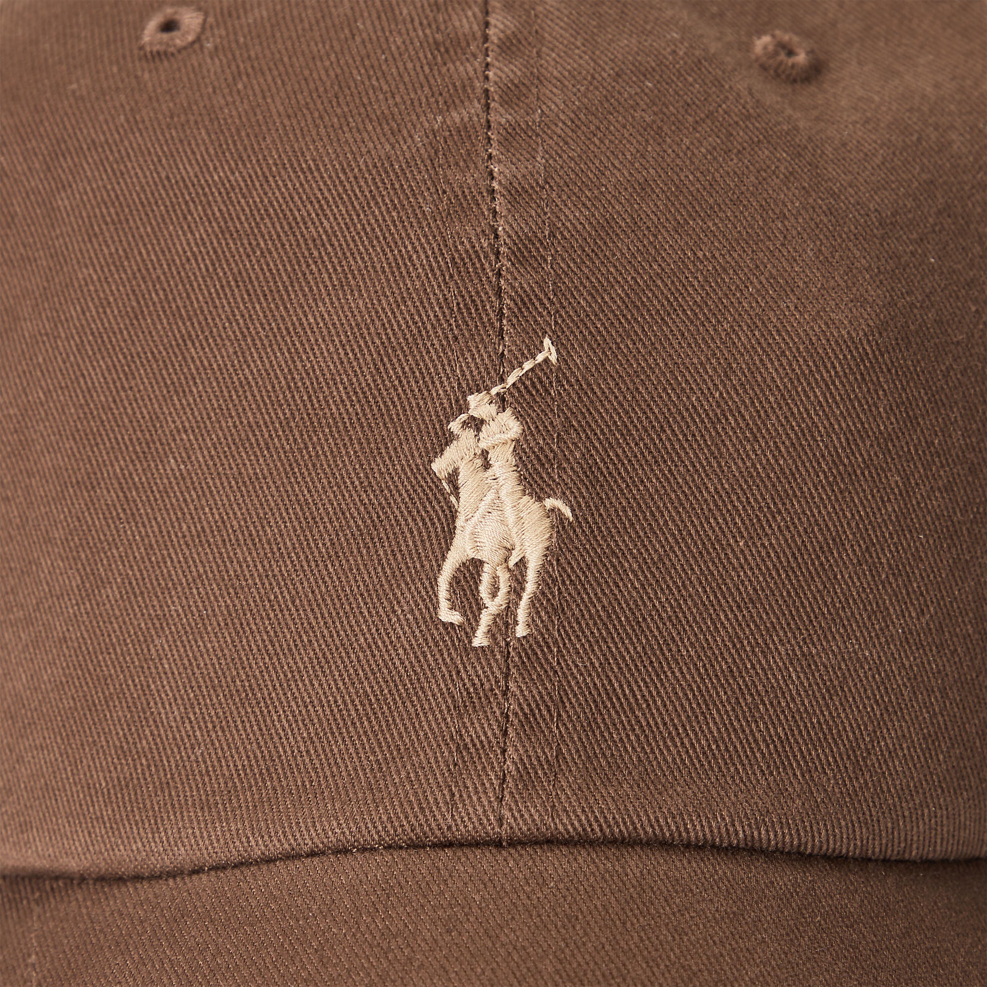 Polo Ralph Lauren miesten lippis Polo Cotton Ball Cap, keskiruskea puuvillainen kevyt malli, jossa on vaaleanbeige brodeerausmerkkilogo edessä.