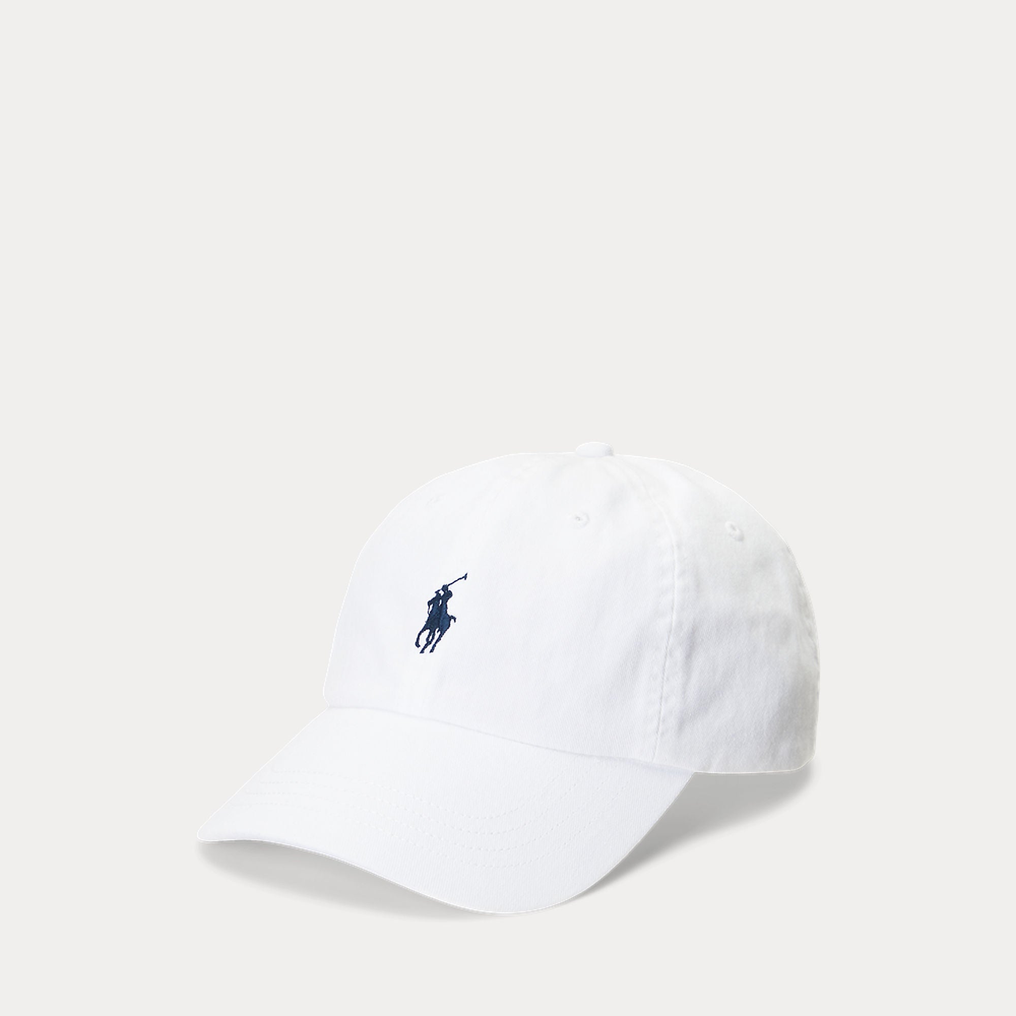 Polo Ralph Lauren lippis Polo Classic Sport Cap, valkoinen, kevyt puuvillainen malli jossa säädettävä takakappale ja pieni tummansininen kirjailtu logo edessä.