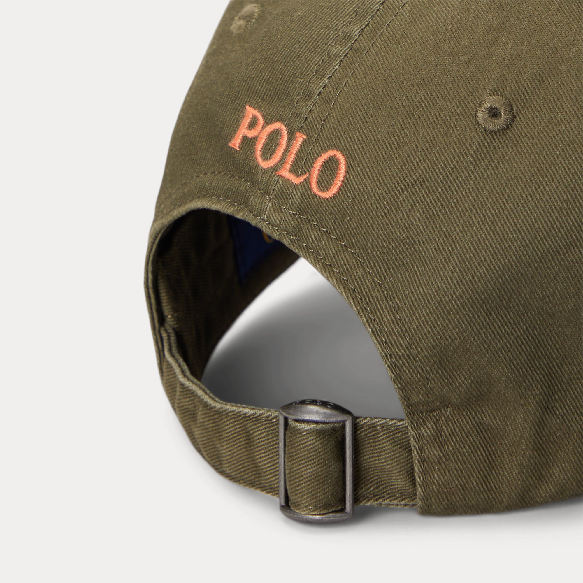 Polo Ralph Lauren unisex lippis Cotton Ball Cap, khaki on khakinvihreä puuvillainen lippalakki, jossa takana säädettävä metallisolki ja oranssilla kirjailulla oleva teksti "POLO".