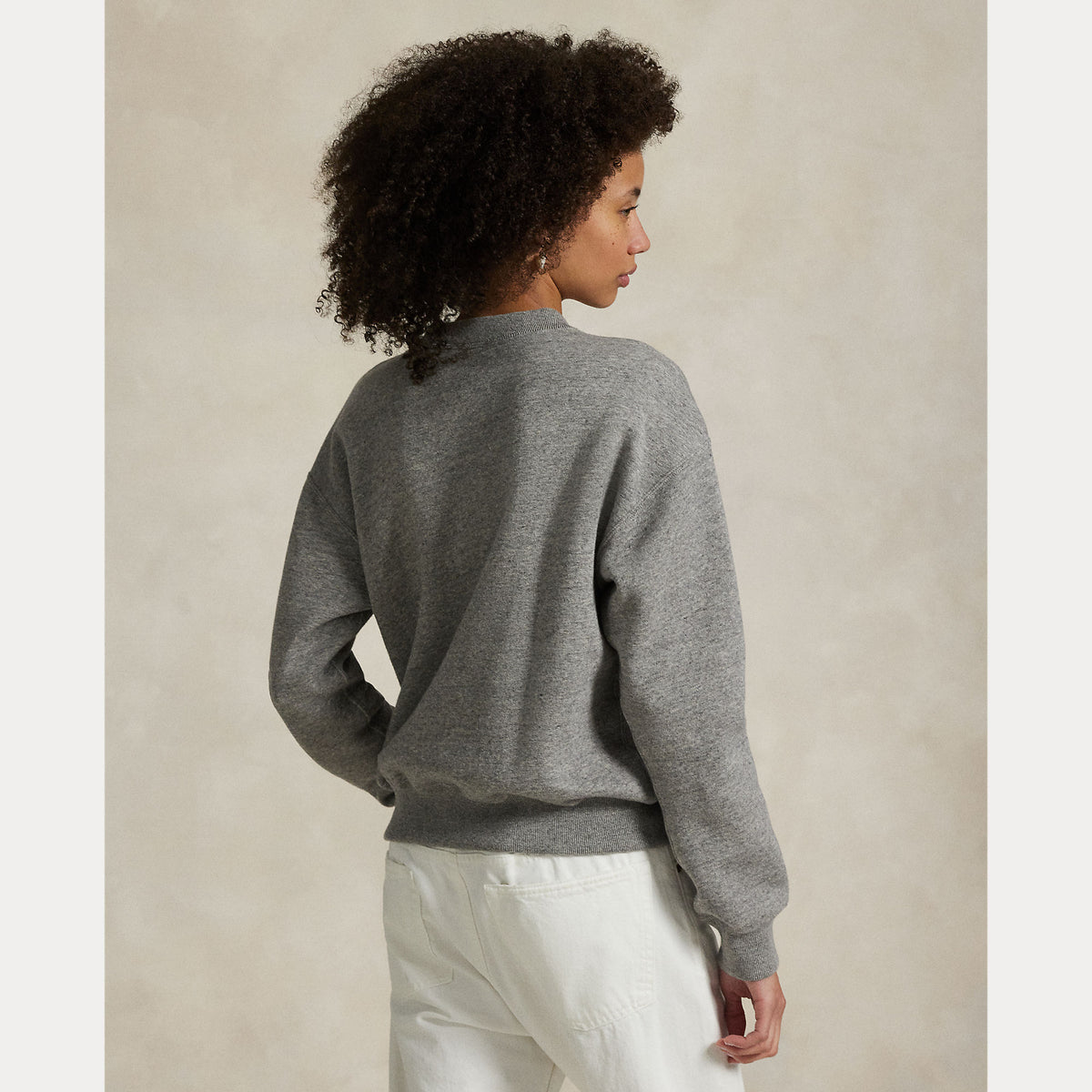 Polo Ralph Lauren naisten collegepaita Fleece Crewneck, vaaleanharmaa meleerattu, selkäpuolelta näkyvä rento leikkaus, pitkät hihat ja ribbiresorit