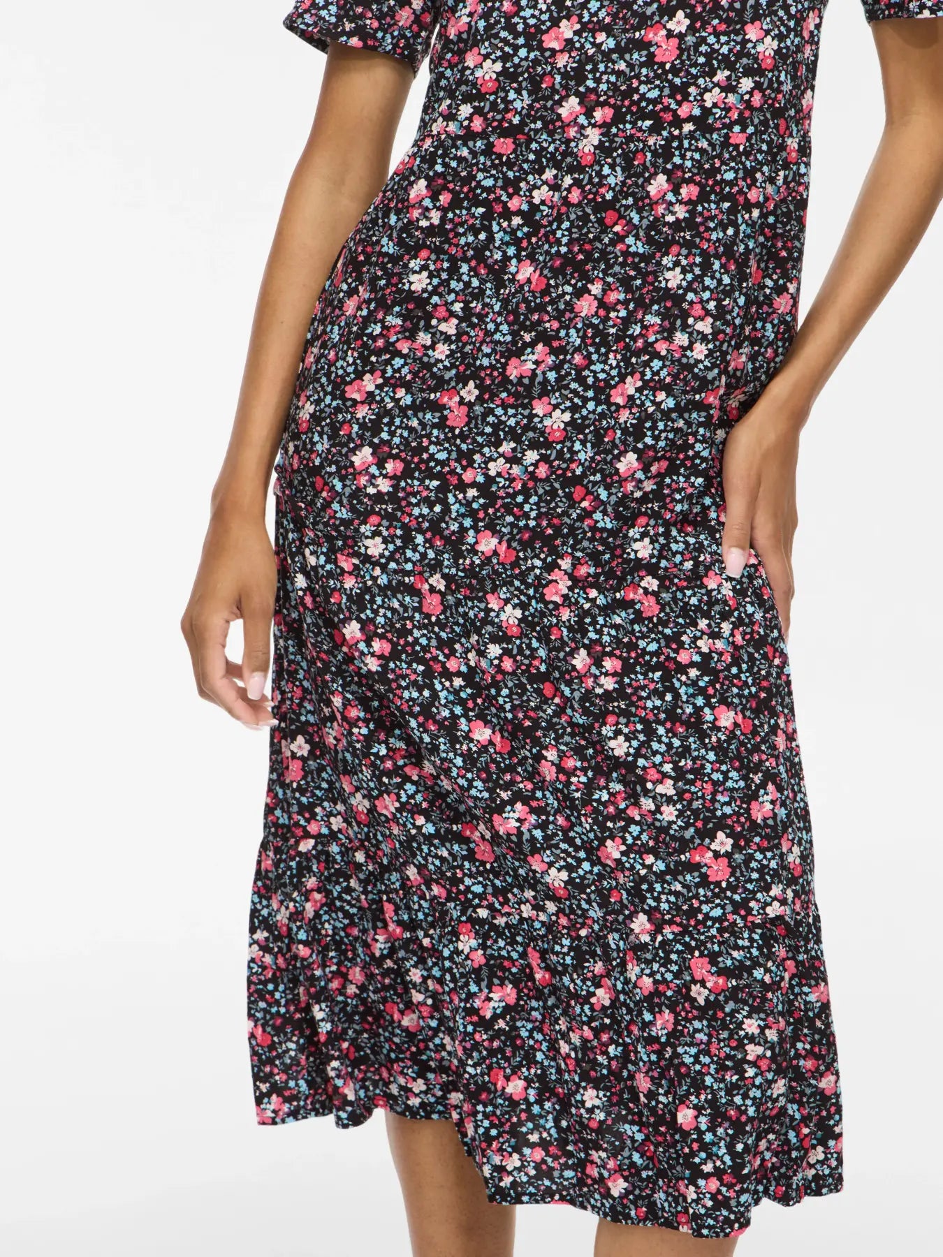 Vila mekko Vipaddina, Black Pink/Blue Flow