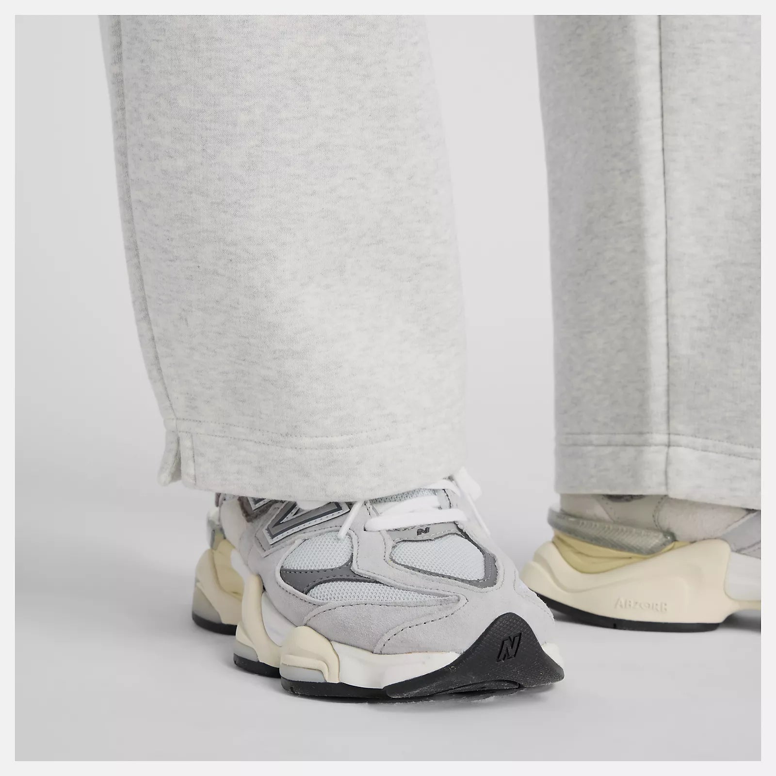 New Balance naisten collegehousut Linear Heritage Fleece Barrel Pant, vaaleanharmaa