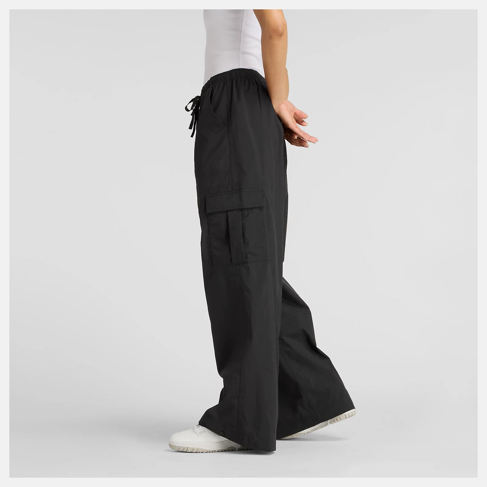 New Balance naisten reisitaskuhousut Woven Cargo Pant, musta