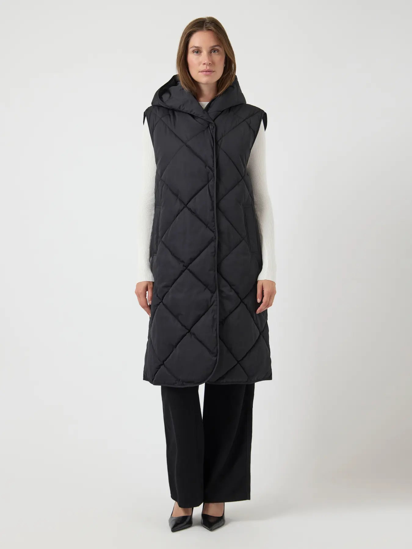 y-a-s-naisten-toppaliivi-yasselura-padded-vest-musta-1