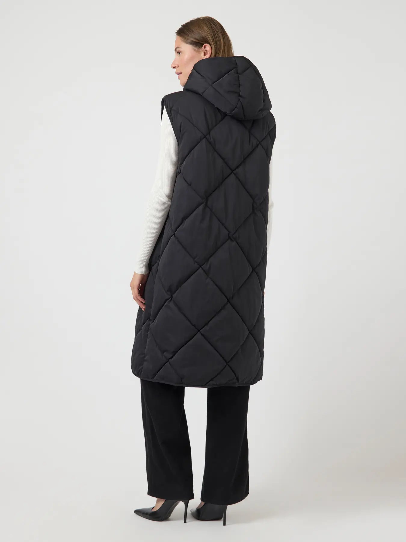 y-a-s-naisten-toppaliivi-yasselura-padded-vest-musta-2