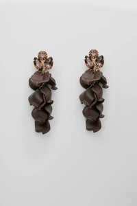 bow-19-korvakorut-leaf-stone-earrings-tummanruskea-1