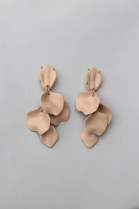 bow-19-korvakorut-leaf-thin-earring-nude-1