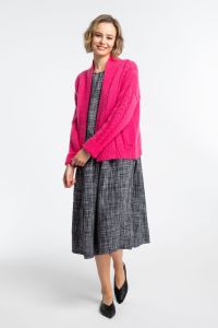 kuusama-naisten-neuletakki-caramello-cardigan-2nd-hand-fuksianpunainen-1