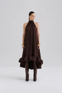 malina-naisten-mekko-sabrina-halterneck-ruffled-maxi-dress-tummanruskea-1