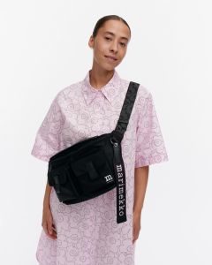 marimekko-laukku-sling-bag-m-solid-musta-1