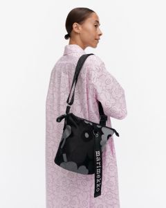 marimekko-olkalaukku-carry-all-unikko-musta-kuosi-1