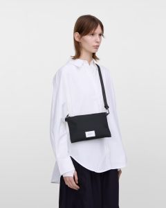 sandqvist-laukku-ground-sachoche-slim-musta-1