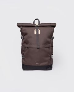 sandqvist-reppu-icon-rolltop-backpack-l-tummanruskea-1