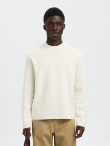 selected-miesten-neulepusero-mike-ls-knit-relaxed-mock-neck-luonnonvalkoinen-1