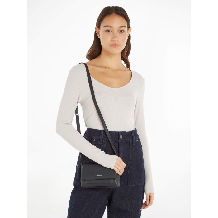 calvin-klein-accessories-laukku-ck-must-mini-bag-musta-4