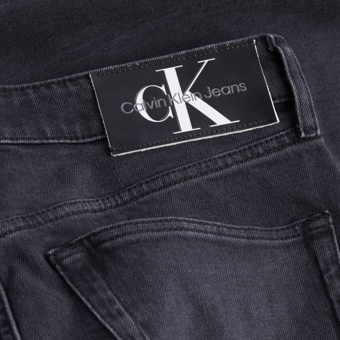 calvin-klein-jeans-farkut-slim-tapered-1by-musta-5