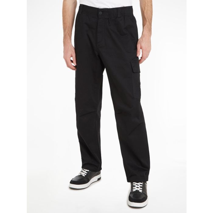 calvin-klein-jeans-miesten-housut-essential-regular-cargo-musta-1