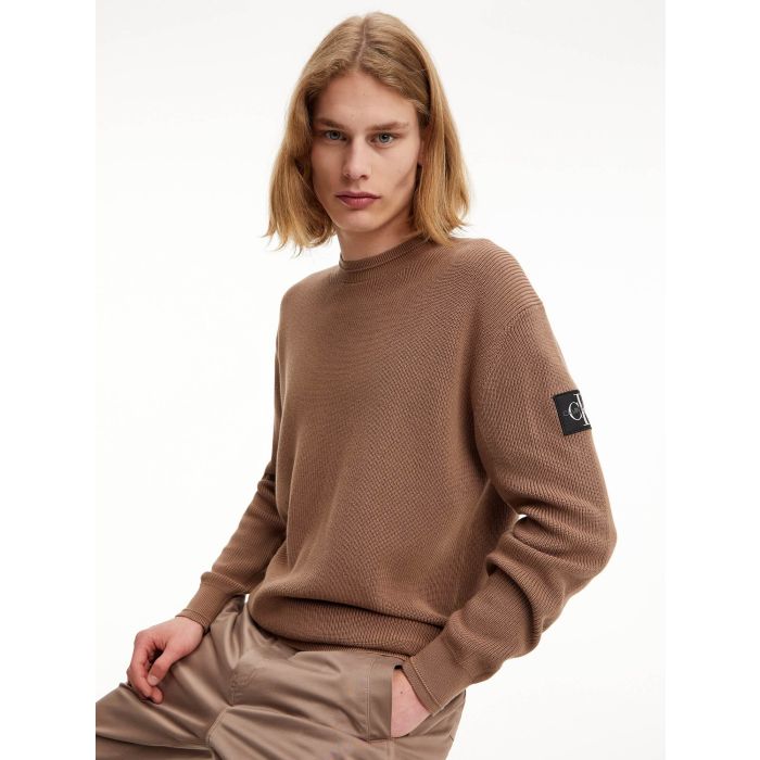 calvin-klein-jeans-miesten-neule-badge-raw-edge-sweater-keskiruskea-1