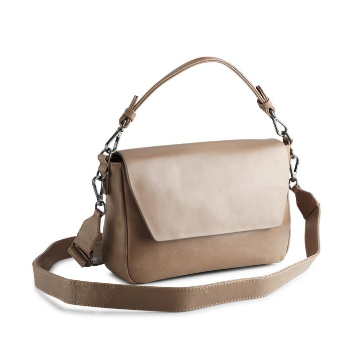 markberg-naisten-olkalaukku-neeva-large-crossbag-konjakinruskea-2