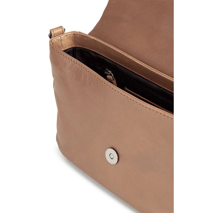 markberg-naisten-olkalaukku-neeva-large-crossbag-konjakinruskea-5