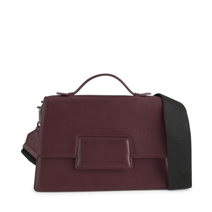 markberg-olkalaukku-hailey-croosbody-bag-viininpunainen-1